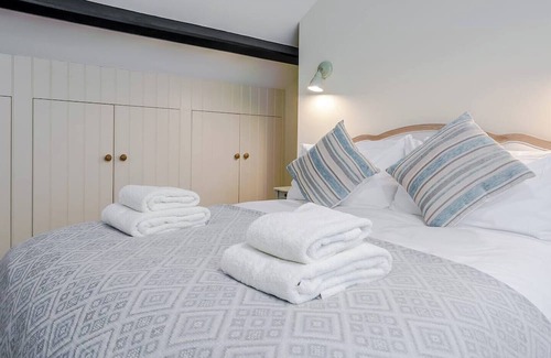 Patrixbourne House | Pass the Keys | ★Walnut Tree Cottage★ Huge garden near Canterbury