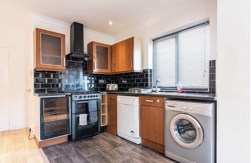 Stapleford House | 4BR House in Bramcote with Driveway for 2 Cars