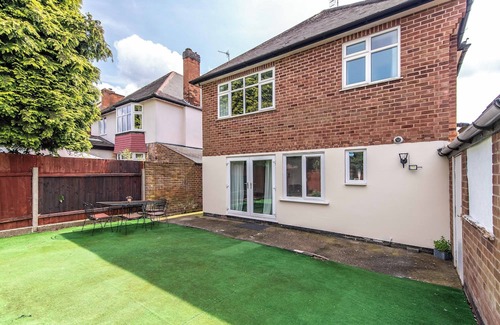Stapleford House | 4BR House in Bramcote with Driveway for 2 Cars