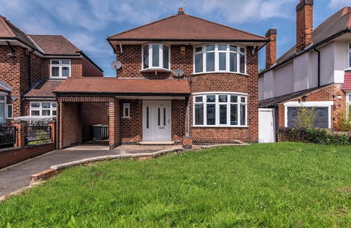 Stapleford House | 4BR House in Bramcote with Driveway for 2 Cars