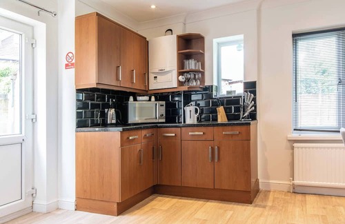 Stapleford House | 4BR House in Bramcote with Driveway for 2 Cars