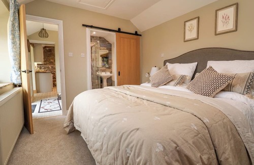 Farlow Cottage | BURROWS END, pet friendly, with open fire in Cleobury Mortimer