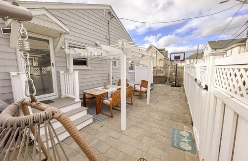 Winthrop House | Boston sandy shanty: Single home steps to the sea.