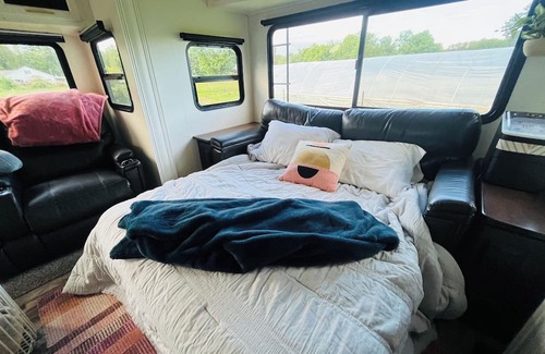 Springfield House | 13 mins U of O and Autzen! 16 acre getaway!