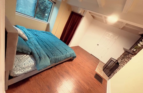 Seattle Metro Area Cottage | Lake Washington Cottage in middle of busy Columbia City 5 mins to Downtown