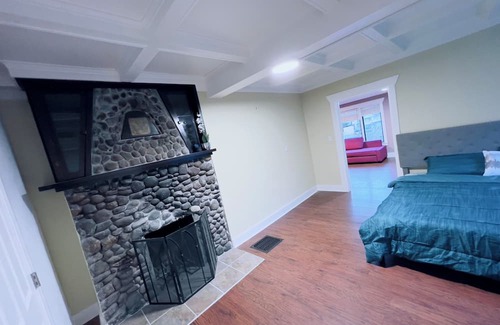 Seattle Metro Area Cottage | Lake Washington Cottage in middle of busy Columbia City 5 mins to Downtown