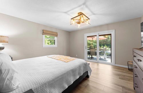 Troutman House | Lakeside Surprise by AvantStay | Waterfront + Firepit, Ping Pong, Private Dock