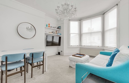 Northcote Apartment | Vibrant two bedroom apartment