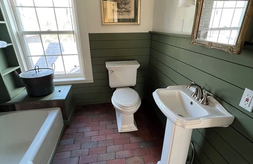 Damariscotta House | Cozy 5 bedroom home in the heart of Midcoast Maine!