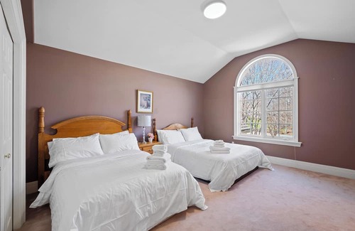 Hammonds Plains Villa | Elegant Lakehouse on Golf Course with large property ground