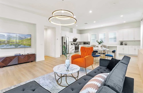 Platinum Triangle House | Modern 3B 2.5BA l Near Disney l Pet-Friendly