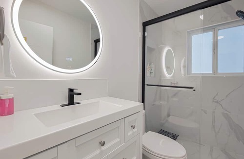 Sunset House | Cozy Newly Renovated Room with en-suite Bathrooms