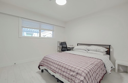 Sunset House | Cozy Newly Renovated Room with en-suite Bathrooms