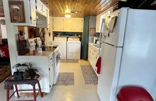 Belgrade Cottage | Welcome to Black Bear Cottage in desirable Pinkham's cove with water views!