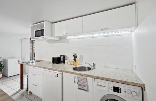 Mount Gravatt East Apartment | Studio Unit and Private Backyard