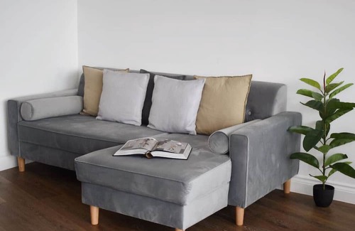 Brentwood Condo | Beautiful two bedroom with balcony in Brentwood