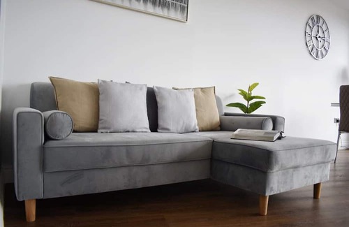 Brentwood Condo | Beautiful two bedroom with balcony in Brentwood