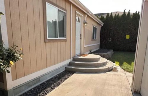 Sunland Estates House | Cozy 2 bedroom Sunland home with private yard 6 miles from the Gorge