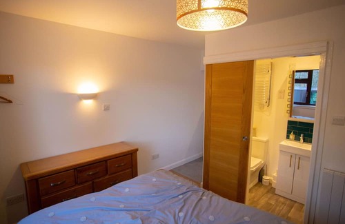 Glen Urquhart Apartment | Beautiful apartment for 2 people with WIFI, TV, patio and parking