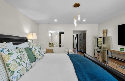 Ladera Heights House | Luxury 3+3 with Spacious Yard w/ Car + Chef option