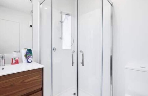 Linwood Apartment | Unwind in Stylish New Accom in Bustling CHCH U3, Unwind in Stylish New Accom in Bustling CHCH