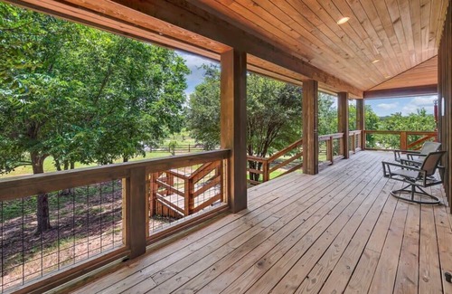 Waco Villa | New Spacious Farm Retreat - The Cocoa Suite
