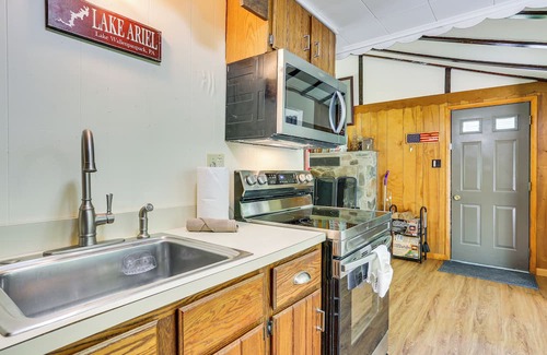 Greentown Cabin | Spacious Lake Ariel Cabin w/Deck + Pool Access!