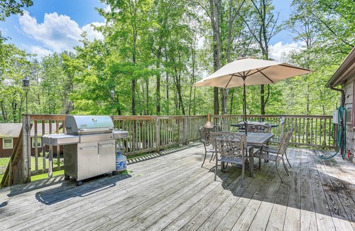 Greentown Cabin | Spacious Lake Ariel Cabin w/Deck + Pool Access!