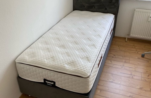 Niederursel Condo | Moderne und Komfortable Zimmer - Neue Möbel und Orthopedischen Bett.