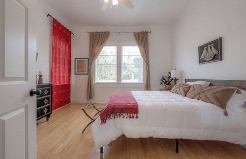 East Ybor House | 1913 Historic Ybor Bungalow Retreat of your dreams!