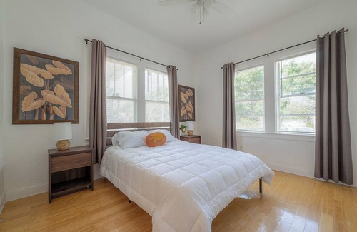 East Ybor House | 1913 Historic Ybor Bungalow Retreat of your dreams!