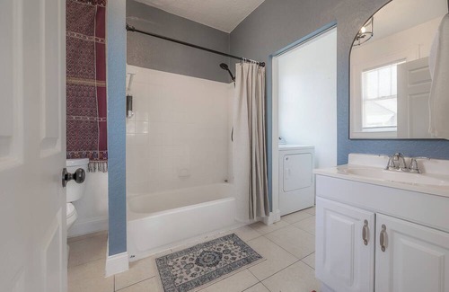 East Ybor House | 1913 Historic Ybor Bungalow Retreat of your dreams!