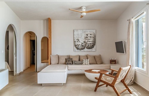 Kato Aprovatou Apartment | Apartment 'Captain's Koutsi Suite' with Private Terrace, Wi-Fi and Air Conditioning