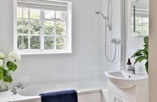 Beverston House | Charming 2 Bed/1 Bath Bungalow in Beverston Castle