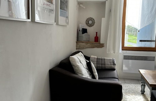 Saint-Pierre-de-Juillers Cottage | Pretty One Bedroom Gite in tranquil rural location