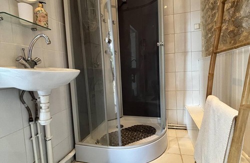 Saint-Pierre-de-Juillers Cottage | Pretty One Bedroom Gite in tranquil rural location