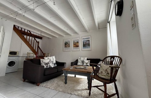 Saint-Pierre-de-Juillers Cottage | Pretty One Bedroom Gite in tranquil rural location