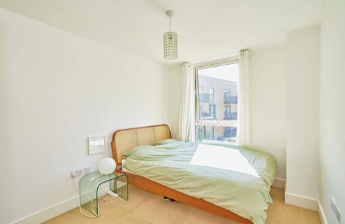 Bow West Apartment | 2-bedroom flat with balcony & canal view