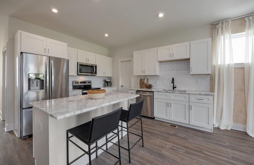 Whitebridge House | Sylvan Suites - 5 Rooftop Decks - Mins to Downtown