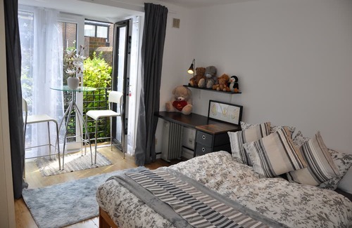 Island Gardens Apartment | Modern Ground Floor flat in Canary Wharf, London + FREE Parking