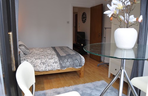 Island Gardens Apartment | Modern Ground Floor flat in Canary Wharf, London + FREE Parking