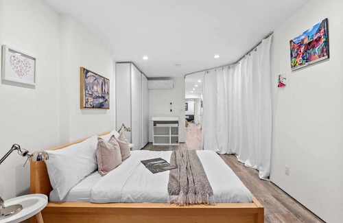 Bushwick Apartment | Starr Manor by Rove Travel |5 BR Townhome w/Patio