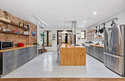 Bushwick Apartment | Starr Manor by Rove Travel |5 BR Townhome w/Patio