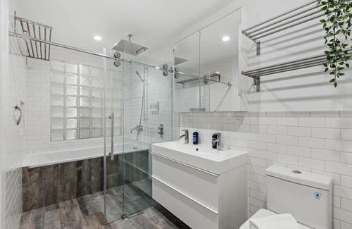 Bushwick Apartment | Starr Manor by Rove Travel |5 BR Townhome w/Patio