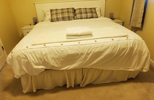 West Edmonton House | Sunshine All day, Air Con, king master and queens