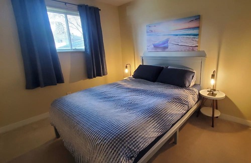 West Edmonton House | Sunshine All day, Air Con, king master and queens