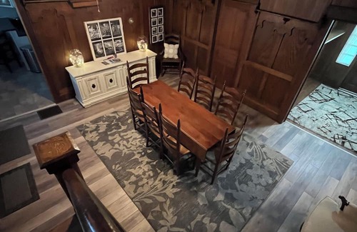 Damascus House | King Room along VA Creeper Trail and AT Pet friendly