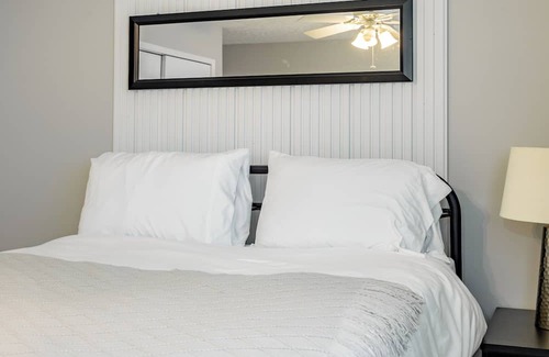 Niagara Falls Cottage | Riverview Cottage in Niagara Falls with Private Dock,10 minutes to attractions