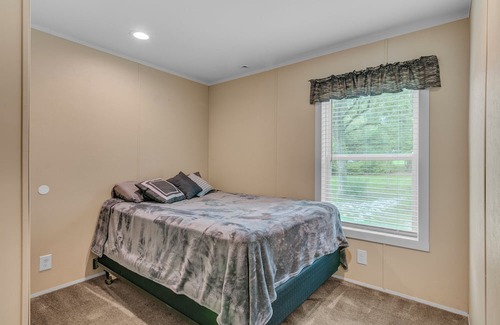 Jasper House | Conveniently located comfy cabin in the lake front community of Westwood