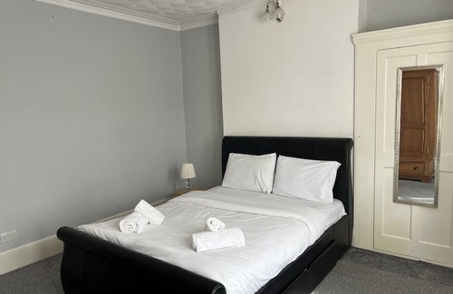 Westcliff-on-Sea Apartment | Comfortable double bedroom with shared bathroom